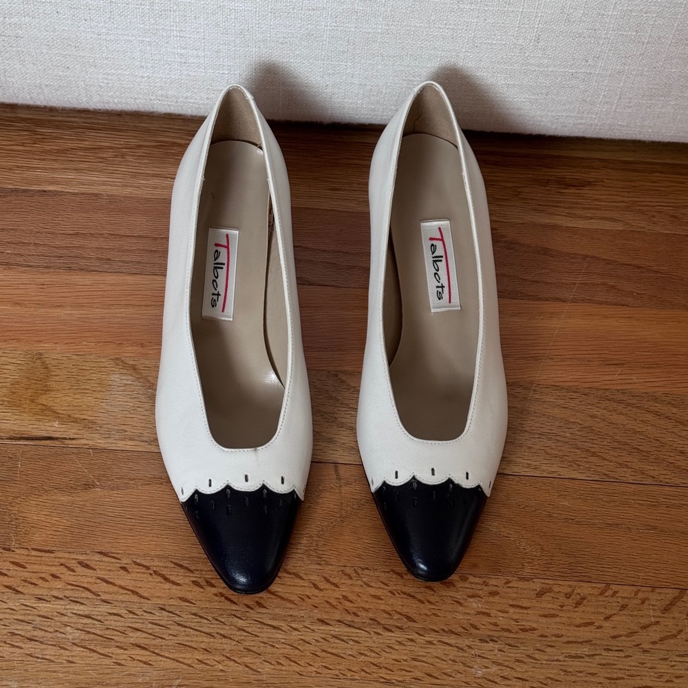 Vintage Talbots White‎ and Navy blue Pumps Size 7